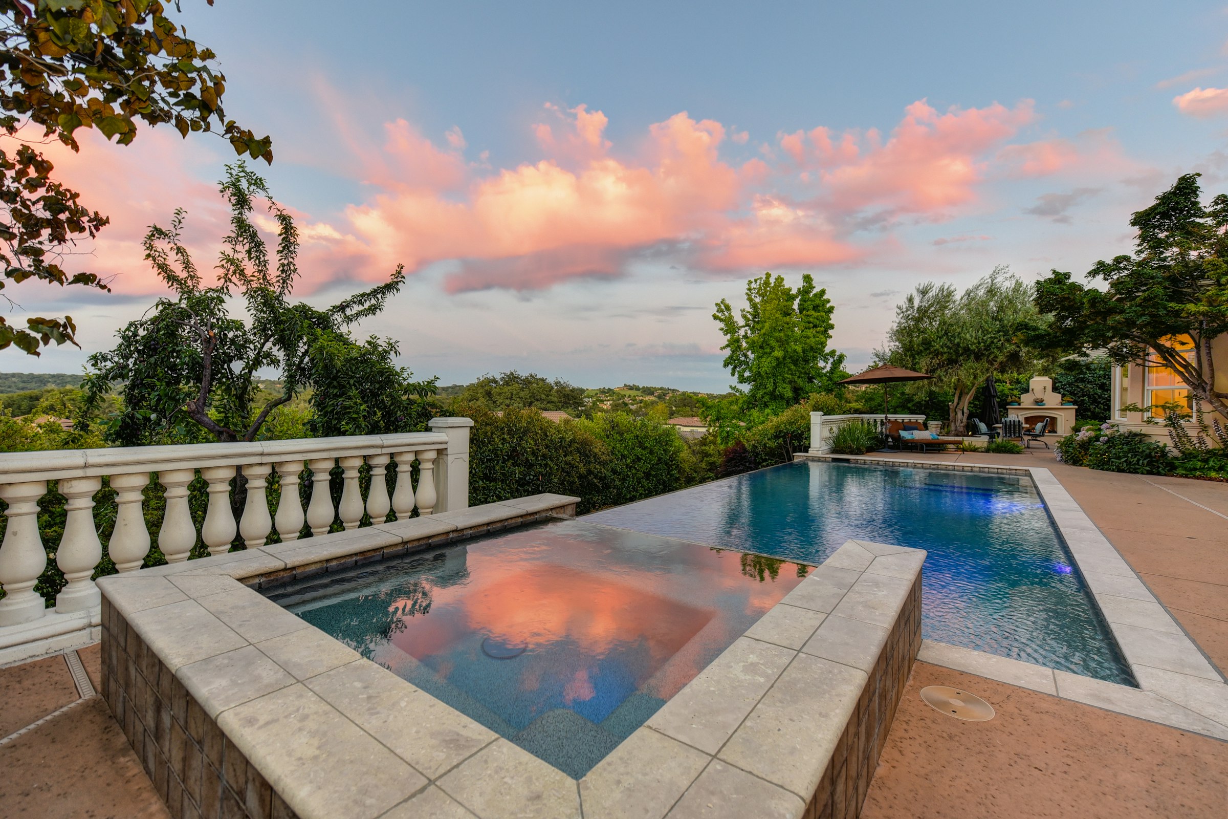 Villa privada al atardecer en Marbella